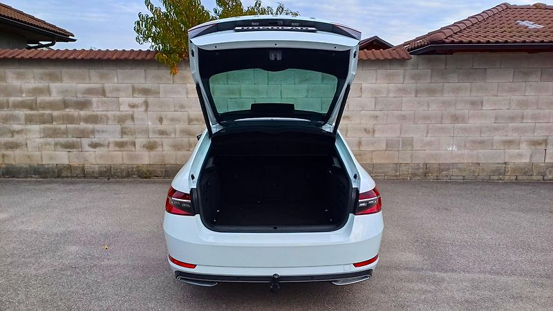 Škoda Superb L&K 147kW TDI 4x4 WEBA-PANO-TZ - fotka 11 z 50