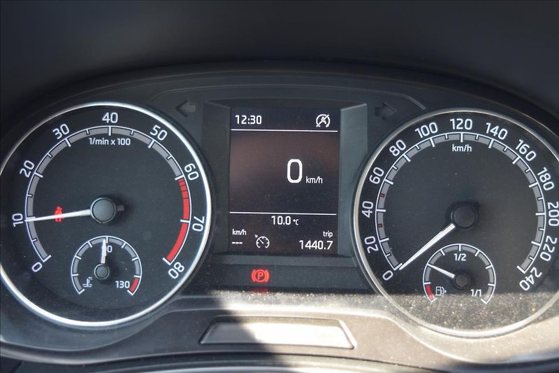 Škoda Fabia 1,0 MPI 55KW VÝHŘEV ALU LPG - fotka 42 z 52