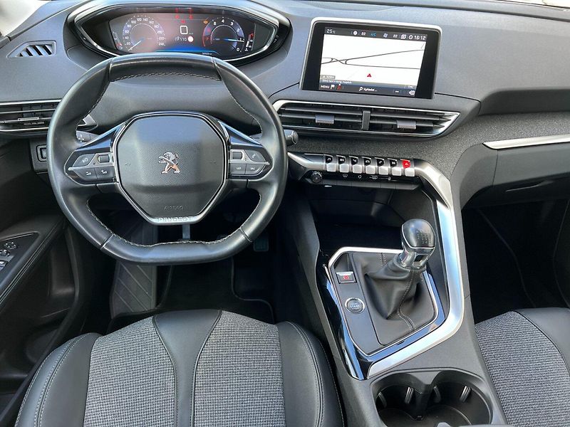 Peugeot 5008 (2019) 1.2PT 96kW ALLURE+ 7-míst - fotka 13 z 38