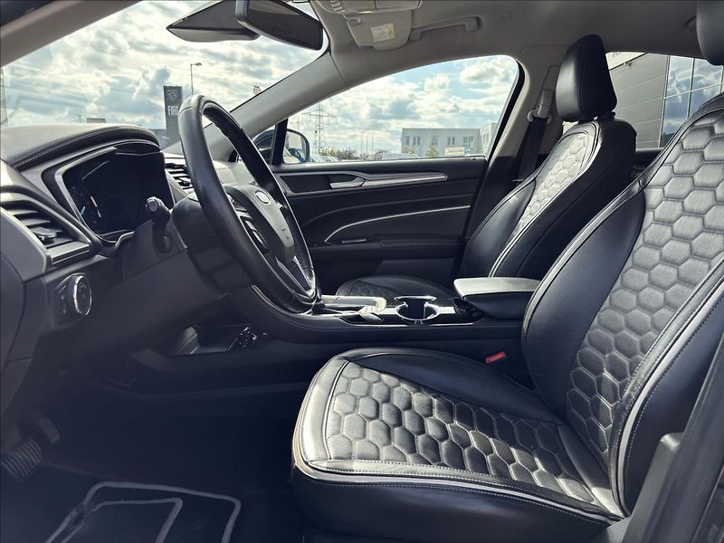 Ford Mondeo 2,0 HEV Vignale 103kW - fotka 20 z 45
