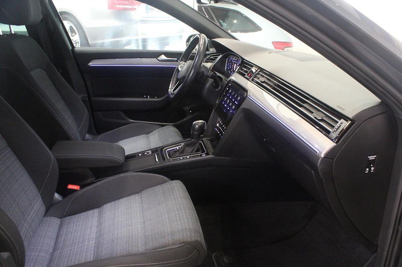 Volkswagen Passat (2021) 2.0TDI DSG Info display Matrix - fotka 25 z 43