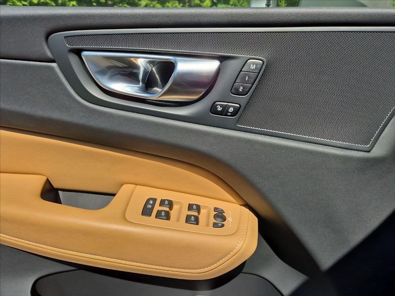 Volvo XC60 2,0 B4 AWD diesel Plus Bright - fotka 19 z 19