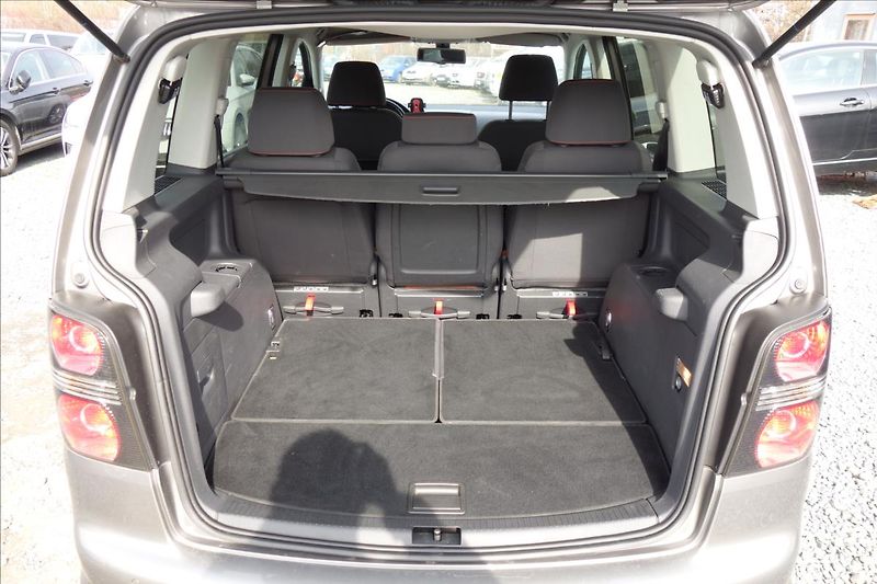 Volkswagen Touran 2,0 TDi,SERV.KN.,CROSS,7 MÍST. - fotka 19 z 32