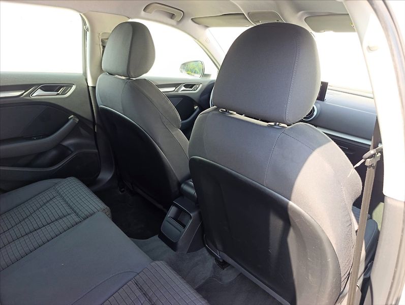 Audi A3 1,6 TDi Bi-xenon,Navi,Tempomat - fotka 23 z 34