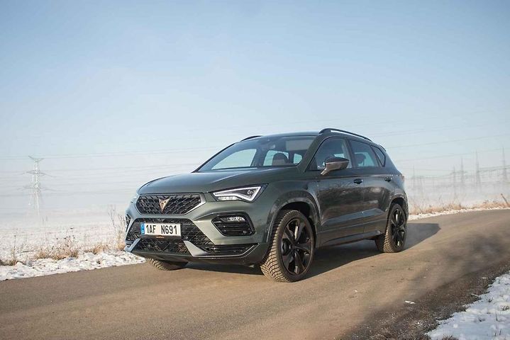 Zvenčí má sportovní šmrnc a sexy detaily, uvnitř však Cupra Ateca neopustila praktičnost rodinného SUV.