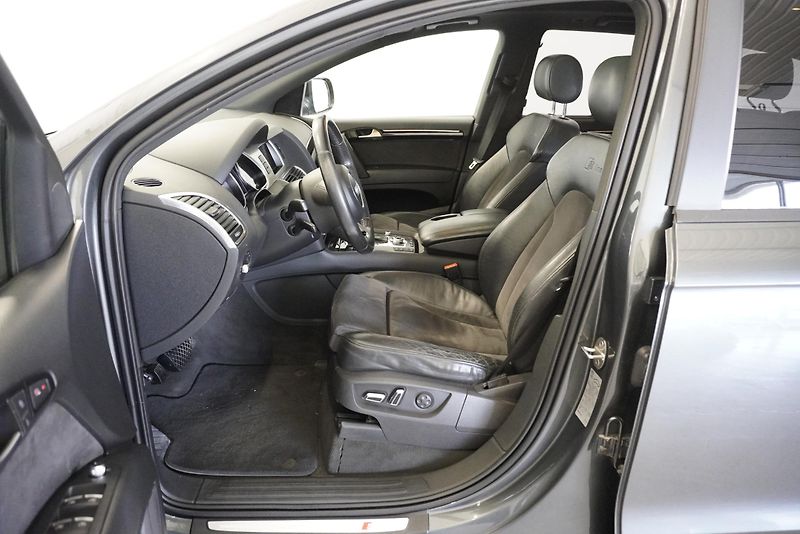 Audi Q7  4,2 TDI QUATTRO S-LINE AUT. - fotka 13 z 40