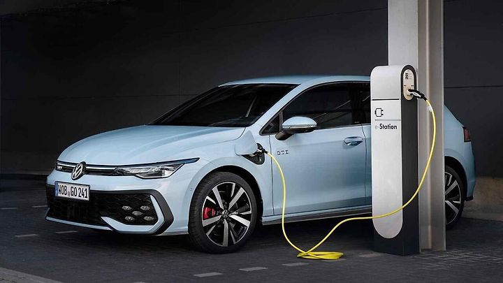 Nabídka vozů s pohonem plug-in hybrid začíná v kategorii nižší střední třída.
