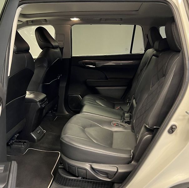 Toyota Highlander 2.5 Hybrid AT EXECUTIVE SKYVIE - fotka 12 z 22