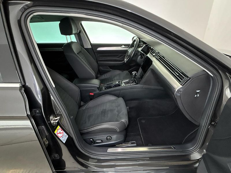 Volkswagen Passat Elegance DSG - fotka 9 z 30