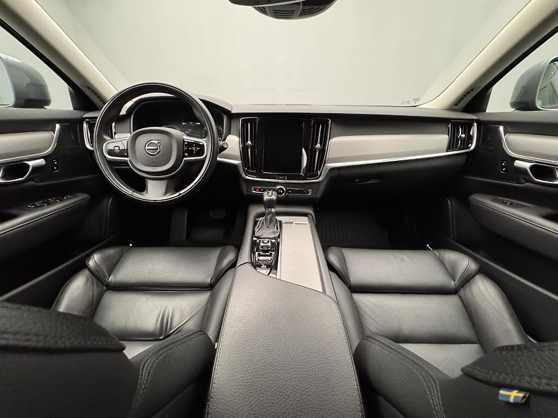 Volvo V90 CC D4 AWD MOMENTUM PRO  - fotka 2 z 47