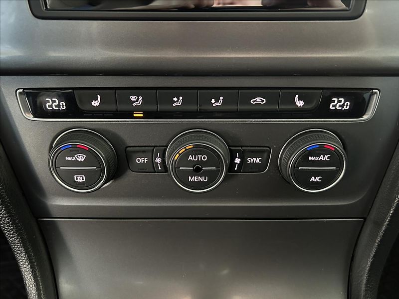 Volkswagen Golf 1,6   TDI 81kW,SERVISKA - fotka 17 z 22