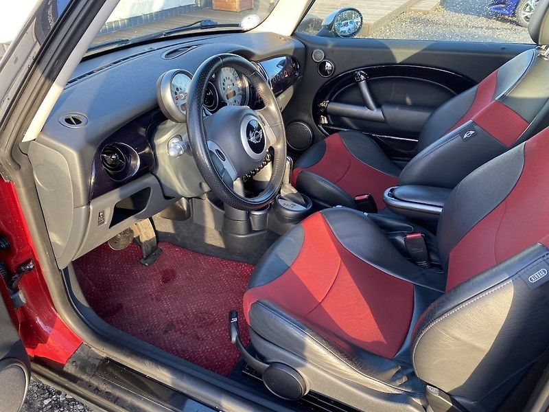 Mini Cooper 1.6i, automat, STK 03/2028 - fotka 9 z 13