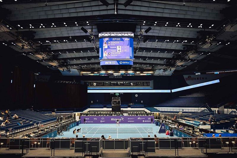 Mercedes-Benz letos odstartoval novou éru jako globální partner ženského tenisu (WTA). Své ambice v tomto sportu nyní potvrzuje i v České republice, kde v rámci ostravského turnaje představuje dvě klíčové novinky: novou generaci modelů GLB a GLC.