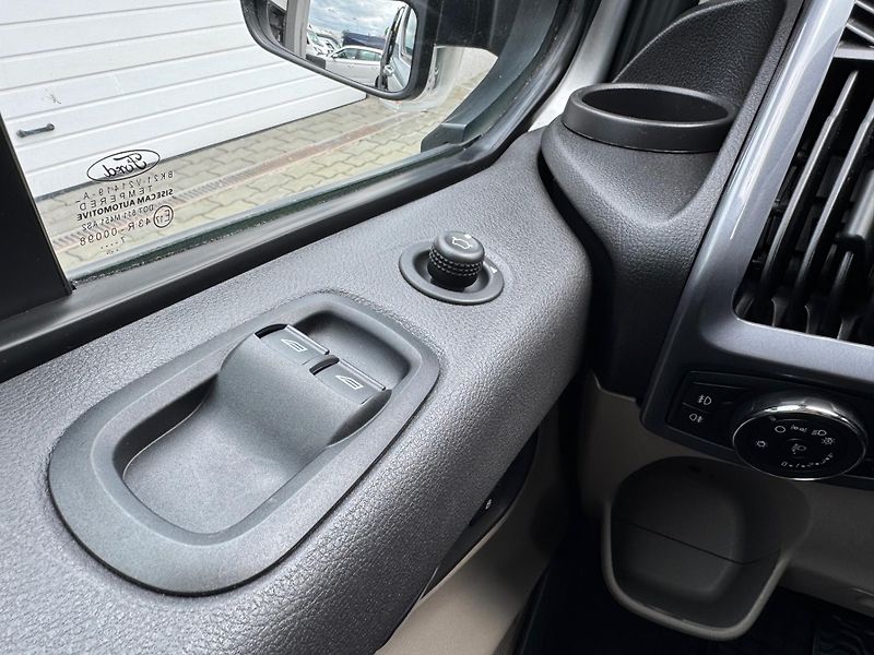 Ford Tourneo Custom (2018) Trend 2.0 TDCI 8 MÍST -CZ- DPH - fotka 19 z 27