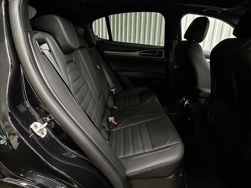 Alfa Romeo Stelvio VELOCE 154kW Q4 PANO H&K R21 - fotka 37 z 42