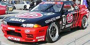 Taisan Nissan Skyline GT-R z roku 1992, se kterým Keiichi Tsuchiya jezdil sérii cestovních vozů.