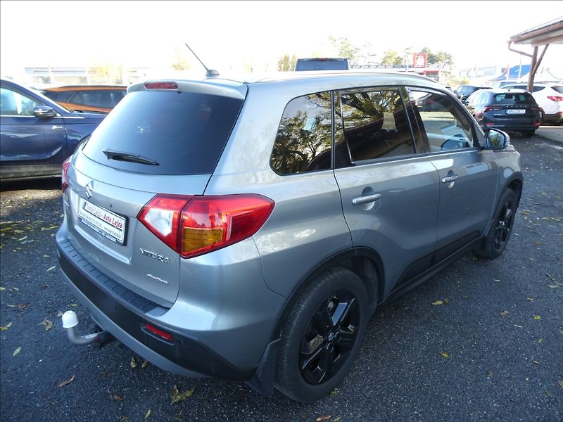 Suzuki Vitara 1,4 BJet 103kW 1.maj,4x4,závěs - fotka 9 z 49