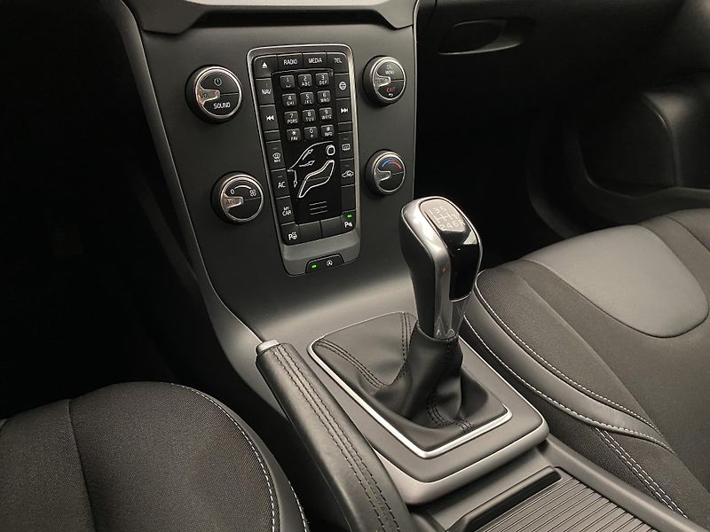Volvo V40 T2 MOMENTUM  - fotka 26 z 39