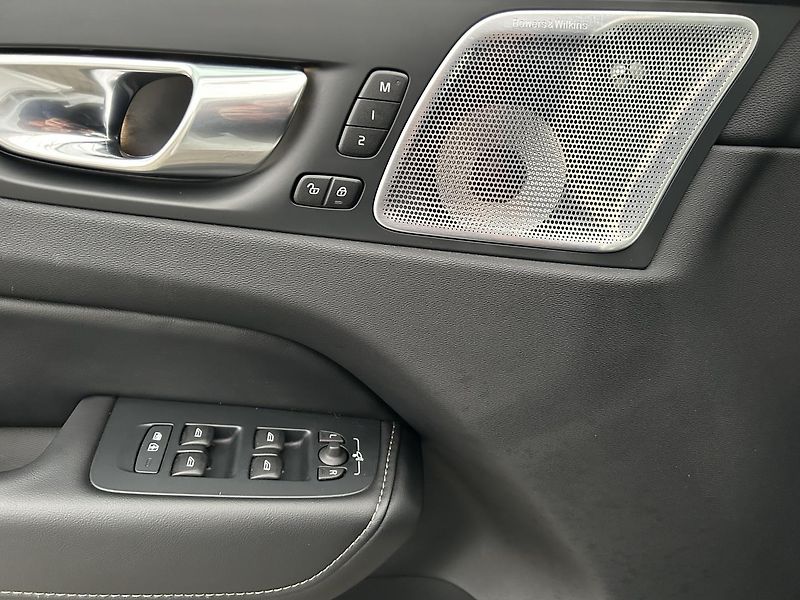 Volvo XC60 2.0  B4 4x4 ULTIMATE - fotka 17 z 34