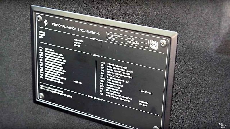 Ferrari 488 Spider s příplatky v hodnotě přes 3 miliony.