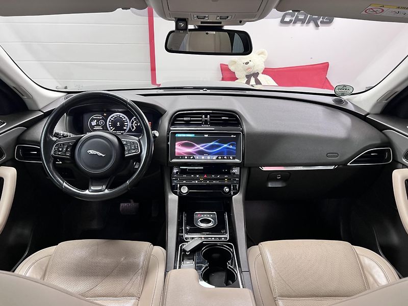 Jaguar F-Pace 2.0 D, Automat, 4x4, Na Opravu - fotka 13 z 24