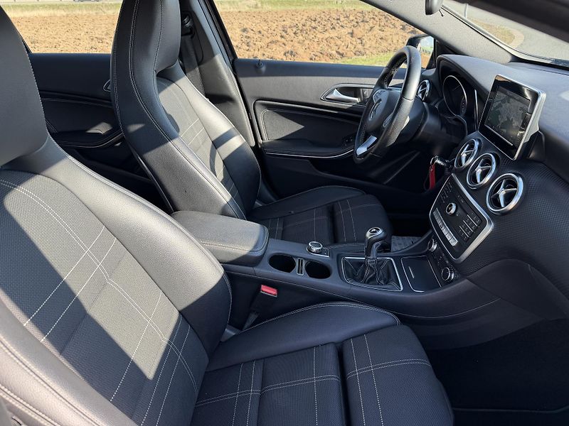 Mercedes-Benz Třídy A 180i SPORT LED NAVI SERVISKA - fotka 32 z 37