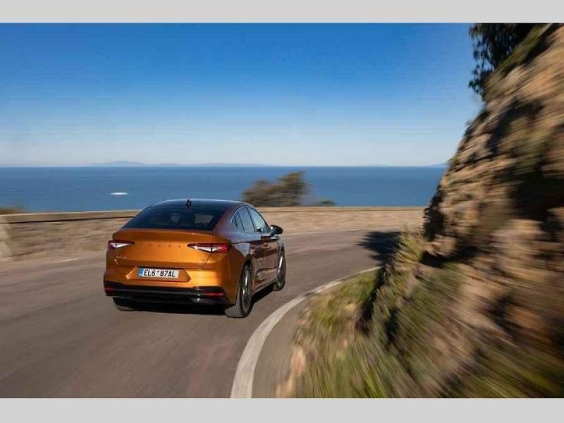 Plně elektrické SUV Škoda Enyaq Coupé iV (na snímku) se představilo v roce 2022 a vzbudilo u zákazníků velký zájem. Automobilka zrychluje svoji elektrickou ofenzivu: do roku 2026 představí tři zcela nové elektrické modely a další budou následovat.