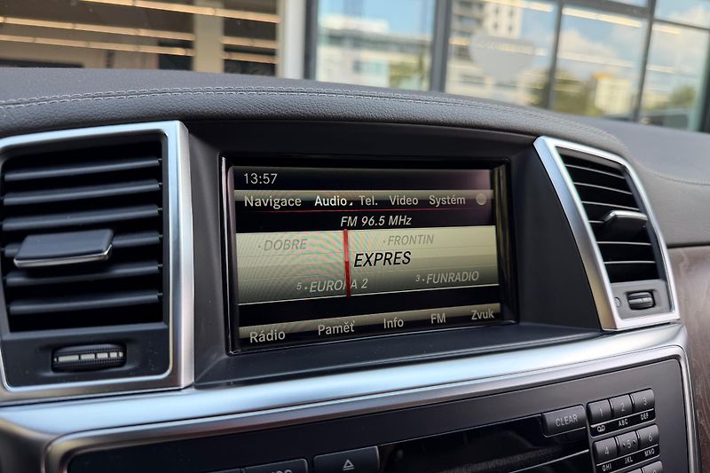 Mercedes-Benz GL (2014) GL 350 Bluetec 4Matic - fotka 37 z 42