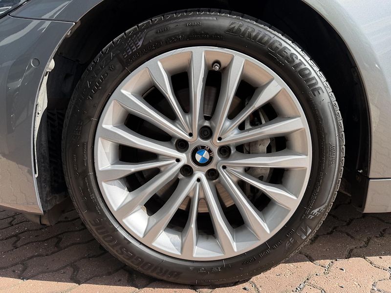 BMW Řada 5 (2023) 530d Touring xDrive - fotka 15 z 44