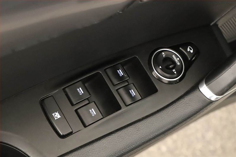 Hyundai i40 (2013) 2.0 GDI, Automat, Navi, Xenony - fotka 19 z 20