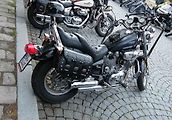 Pohled zezadu z boku na Yamahu Virago XV 1100.