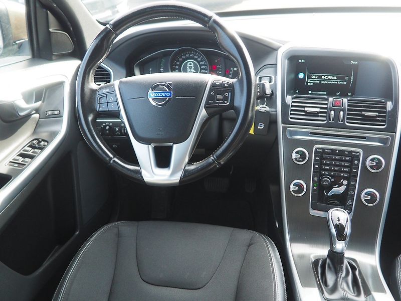 Volvo XC60 (2015) 2.4D D4 AWD - fotka 18 z 34