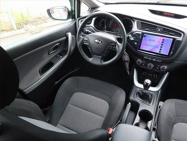 Kia Ceed (2015) 1.4 CVVT, Serv.kniha, Tempomat - fotka 7 z 17