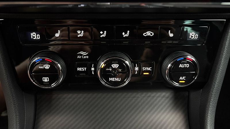 Škoda Superb 2.0 TDI DSG Sportline Combi - fotka 13 z 32