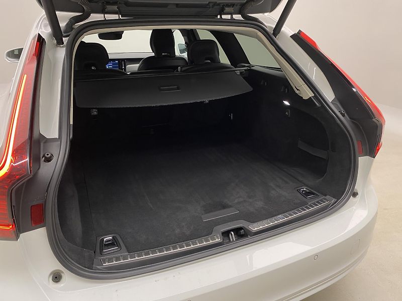 Volvo V90 B4 MOMENTUM AUT - fotka 6 z 46