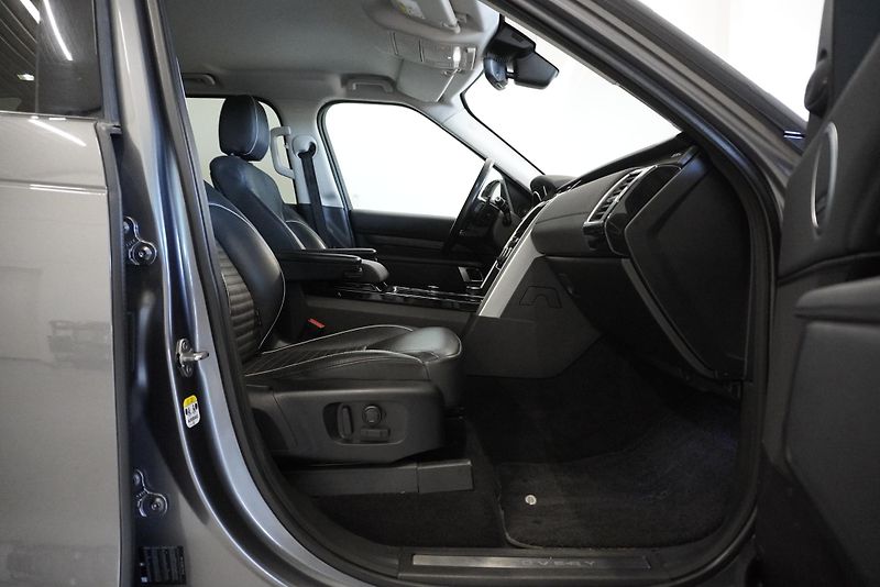 Land Rover Discovery 3,0 TD6 HSE 4WD AUT. - fotka 36 z 38