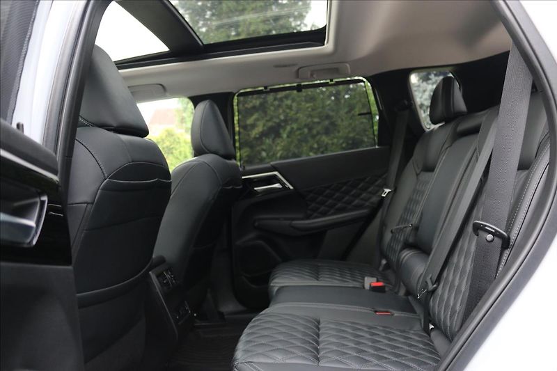 Mitsubishi Outlander 2,4 PHEV, 7míst, Tažné - fotka 44 z 56