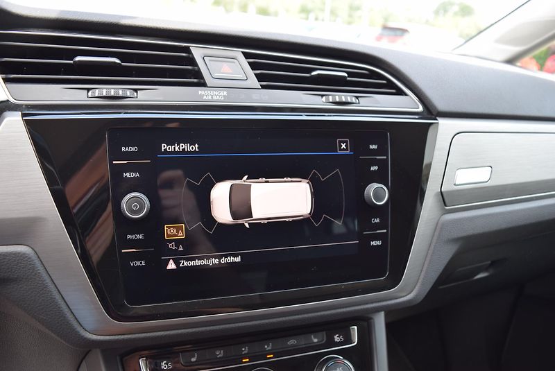 Volkswagen Touran (2016) 1.4TSI 110kw TAŽNÉ 7MÍST WEBAS - fotka 23 z 43
