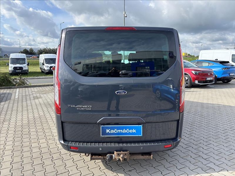 Ford Tourneo Custom 2,2 TDCi 92kW L1 - fotka 4 z 34