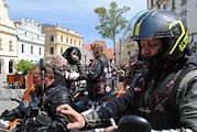 Třeboňské Masarykovo náměstí bylo motorkami doslova našlapané. Stovkám strojů požehnal tamní kaplan Jiří Kalaš.