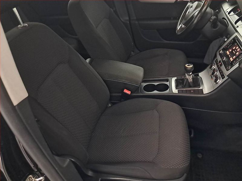 Volkswagen Passat (2011) Comfortline 2.0 TDI, po STK - fotka 9 z 18