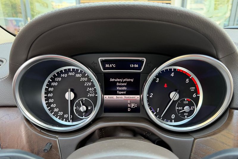 Mercedes-Benz GL (2014) GL 350 Bluetec 4Matic - fotka 27 z 42