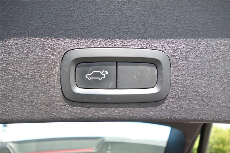 Volvo XC40 2,0 D4, ČR, SERVIS.KN., AWD. - fotka 18 z 39