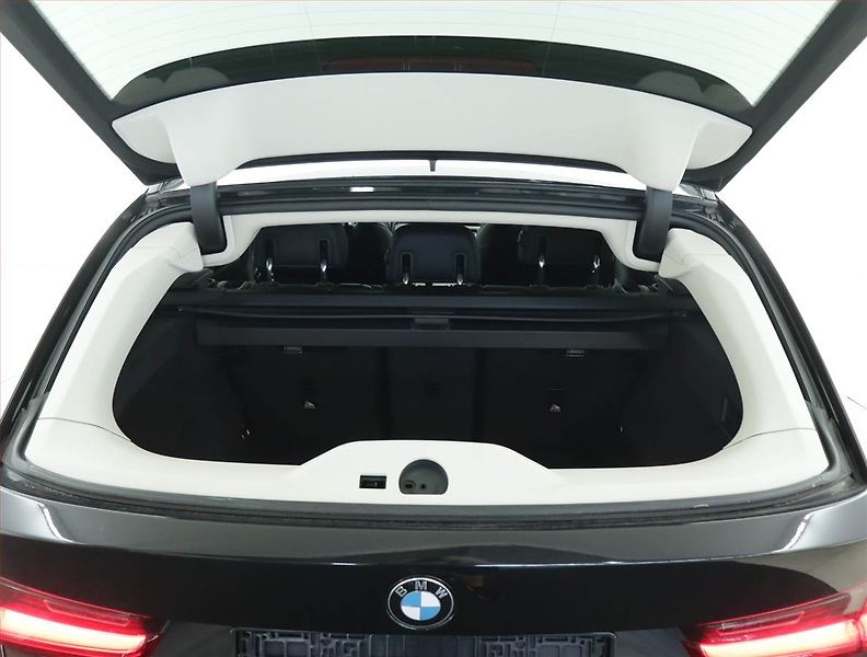 BMW Řada 3 (2022) Advantage 318 d, Automat - fotka 18 z 22