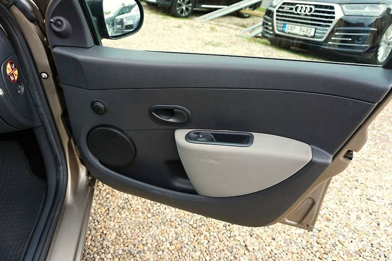 Renault Clio (2009) 1,2 16V 55 kW - fotka 14 z 33