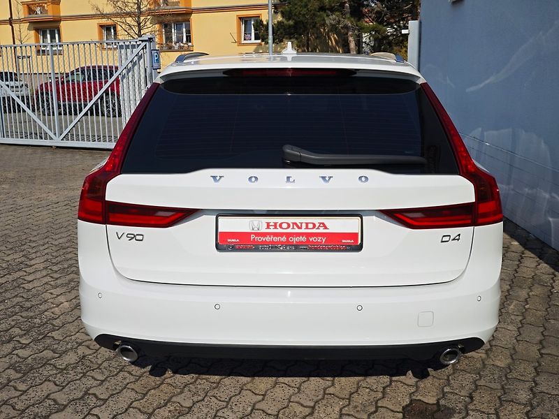 Volvo V90 (2019) 2.0 D4 Momentum 140kW 8AT - fotka 40 z 43