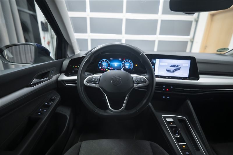 Volkswagen Golf 1,5 eTSI DSG KAMERA VÝHŘEV ČR - fotka 16 z 44