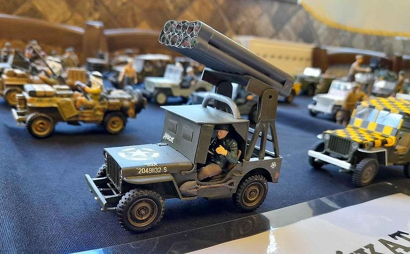 Jaroslav Žampach z Teplic staví raritní modely amerických Jeepů v měřítku 1:35. Jeho kolekce má v současnosti tři desítky exemplářů.