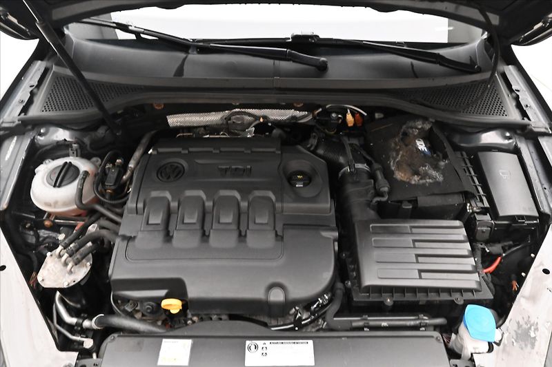 Volkswagen Passat 2,0 TDI 140 kW DSG 4Motion Zár - fotka 9 z 31
