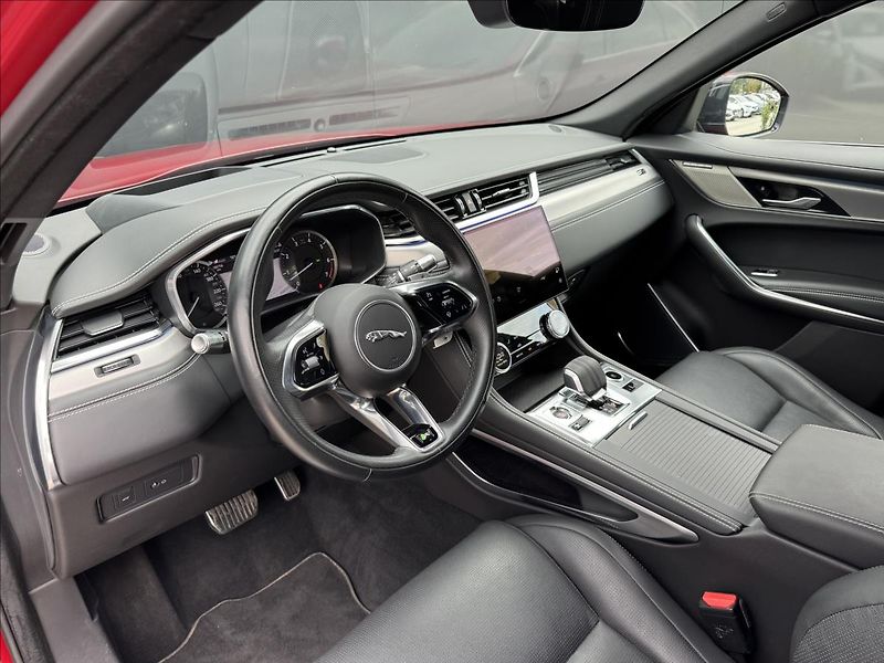 Jaguar F-Pace 3,0 P400 R-Dynamic SE AWD AT - fotka 9 z 31